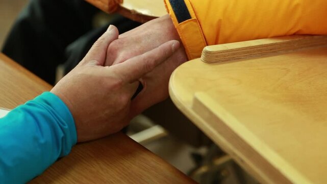 한국의 실내에서 두 사람이 서로의 손을 따뜻하게 맞잡으며 위로와 지지를 나누는 모습 핸드헬드 브이로그 영상