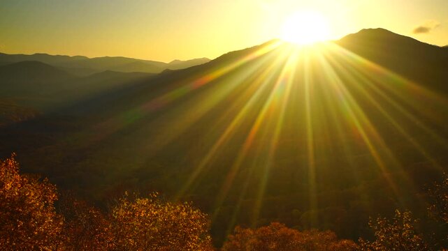 賀老高原のブナ林の樹海と大平山などの山並みと朝日