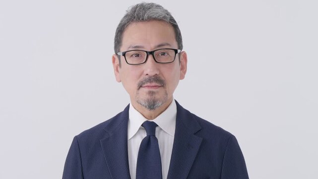 目を開けるビジネスマン