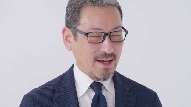 目を開けるビジネスマン