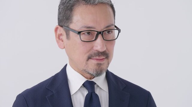 目を開けるビジネスマン