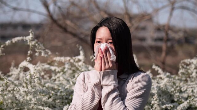 花粉症で鼻をかむ女性