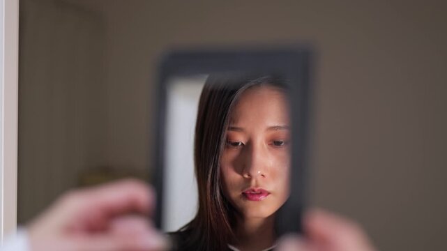 落ち込む女性のズームアウトポートレート
