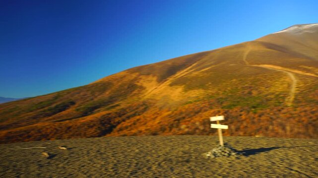 小浅間山から望む浅間山と妙義山などの山並みと朝の太陽の光芒