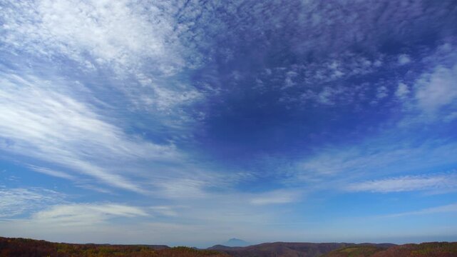 城ヶ倉大橋から望む城ヶ倉渓谷の紅葉と岩木山遠望