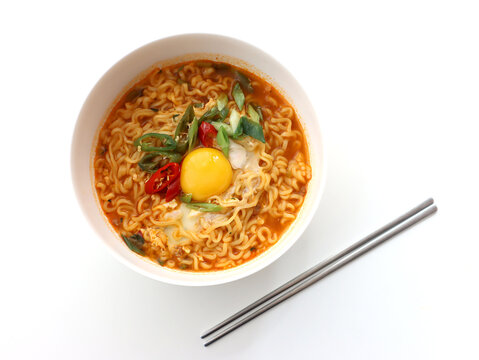 한국 음식 매운 라면