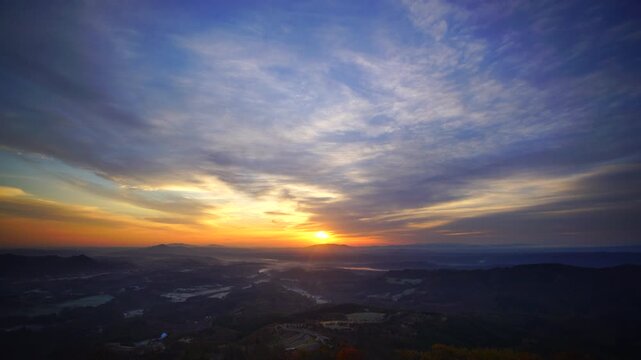 大黒森から望む折爪岳などの山並みと朝日