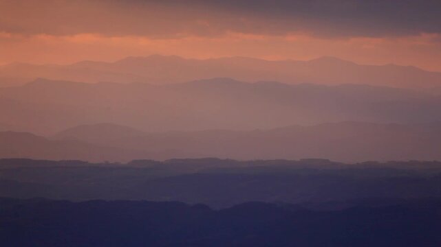 大黒森から望む早池峰山と折爪岳などの山並みと朝の光芒