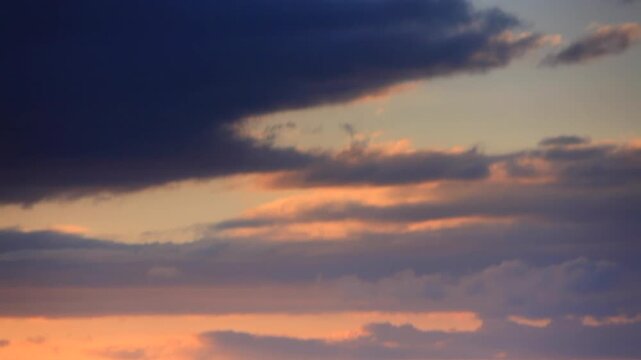 大黒森から望む早池峰山などの朝の山並み