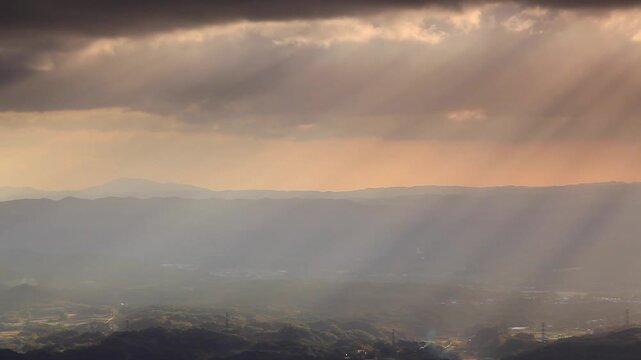 大黒森から望む早池峰山と折爪岳などの山並みと朝の光芒