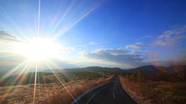 大黒森から望む南東方向の山並みと道路とススキと朝日
