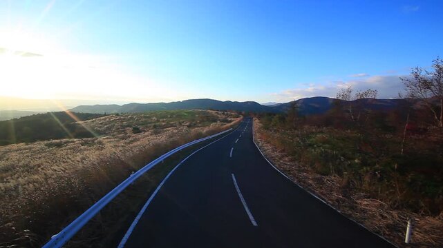 大黒森から望む南東方向の山並みと道路とススキと朝日