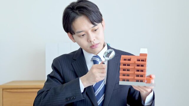 マンションを調べる男性