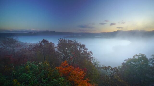 紫明亭展望台から望む十和田湖と朝霧と紅葉の樹林