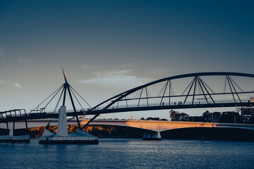 Naklejka premium Silhouette of Kurilpa Bridge at sunset, modern architecture in Brisbane