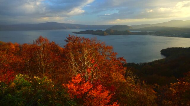朝の紫明亭展望台から望む十和田湖と紅葉の樹林