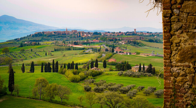 Palazzo Massaini, affacciato sulla Val d&rsquo;Orcia, a pochi passi dal pittoresco borgo di Pienza,. dimora storica con un bel giardino all'Italiana. Provincia di Siena, Toscana, Italia