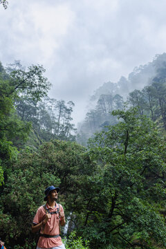 man standing ina lusg green forest on way to Madmaheshwar trek