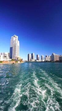 水上バスから望む隅田川周辺の町並み