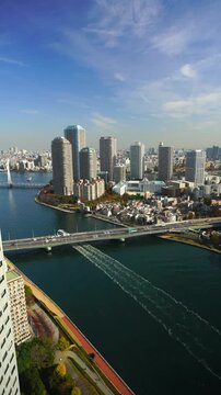 明石町から望む佃のマンション群と隅田川と佃大橋と船