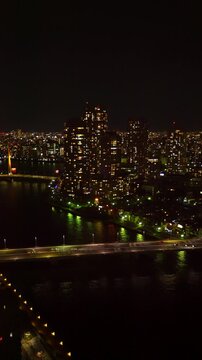 佃のマンション群と隅田川と佃大橋と屋形船の夜景