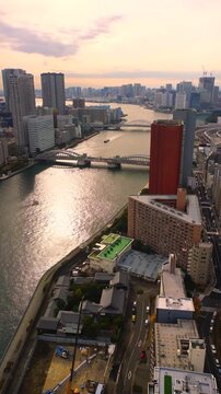 隅田川と勝どき橋とベイエリア方向のビル群と船の夕景