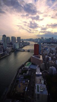 隅田川と勝どき橋とベイエリア方向のビル群と船の夕景