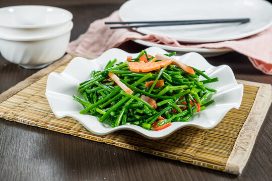 Stir fried garlic chives with bacon