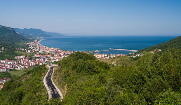 Cide is a touristy coastal town. It's located on the Black Sea coast. Kastamonu province, T&uuml;rkiye