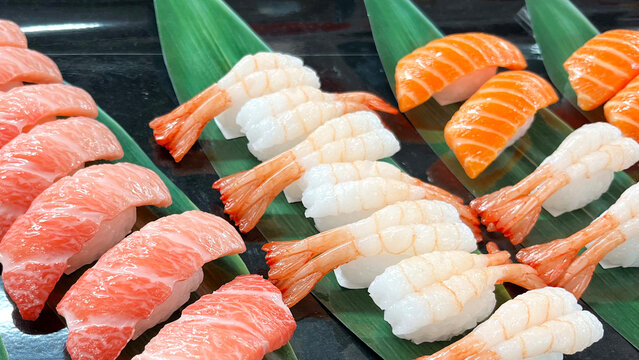 鮮やかな色彩、おいしそうに並ぶ寿司ネタの食品サンプル