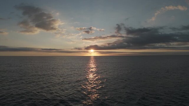 El sol asoma como un arco de fuego sobre el horizonte l&iacute;quido del Mediterr&aacute;neo. El mar, en calma absoluta, refleja destellos dorados .