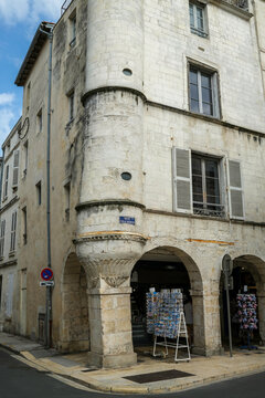 La Rochelle, les arcades rue Chaudrier, la maison du chien