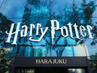 Naklejka premium TOKYO, JAPAN - April 14, 2026: Sign on the front of a Harry Potter Shop Harajuku.