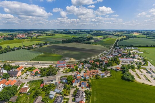 Die Gemeinde Erdweg an der Glonn im Kreis Dachau im Gro&szlig;raum M&uuml;nchen aus der Vogelperspektive