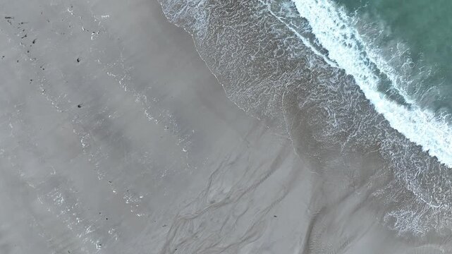 Vue a&eacute;rienne mer et plage, nature sauvage et s&eacute;r&eacute;nit&eacute; pour illustration vid&eacute;o
