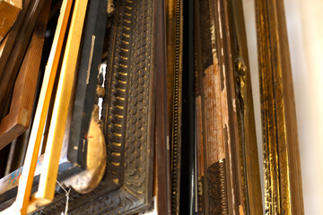 Obraz premium Ornate Wooden Frame With Intricate Details Shown Close up at a Local Art Gallery During an Exhibition