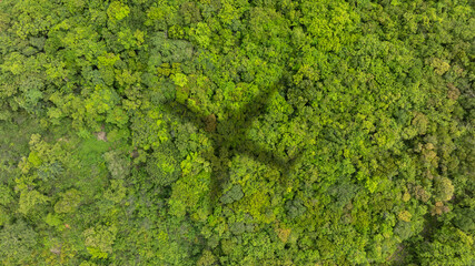 Obraz premium Top view of a large airplane shadow gliding over a lush green tropical rainforest canopy, symbolizing air travel, adventure, and flight transit over nature. concept nature travel 