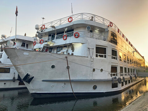 egipto barco crucero turistico atracado en un puerto al atardecer MG_0789-as26
