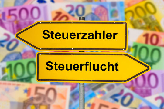 Zwei Wegweiser &uuml;ber vielen Euro-Banknoten zeigen in gegens&auml;tzlicher Richtung und sind beschriftet mit Steuerzahler und Steuerflucht - FOTOMONTAGE - Symbolbild