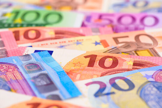Viele Euro Geldscheine und Banknoten liegen zusammen
