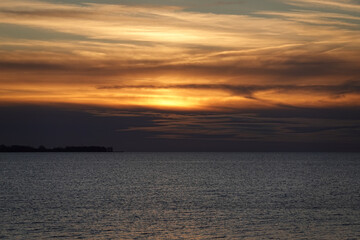 Obraz premium Sunset Glow Over Open Water And Distant Horizon