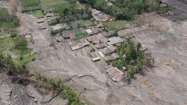 Semeru volcano lava flow destroying indonesian village