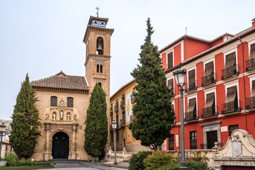 Fototapeta premium Church of San Gil and Santa Ana and historic buildings in Granada, Spain