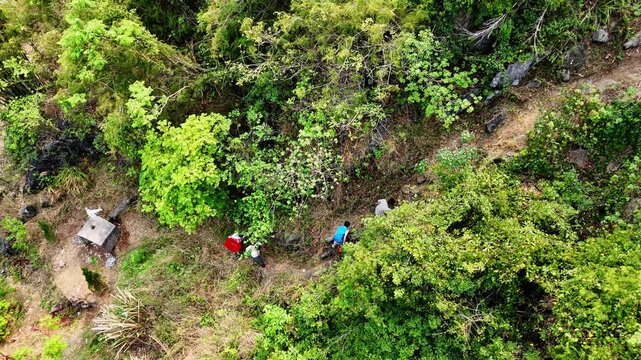  Hardcore Ancestor Worship in Guangxi, Climbing Karst Mountain for Qingming Tomb Sweeping, China