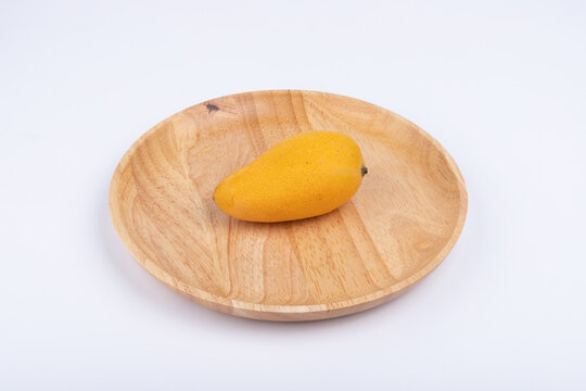 The mangoes in the rubberwood plate
