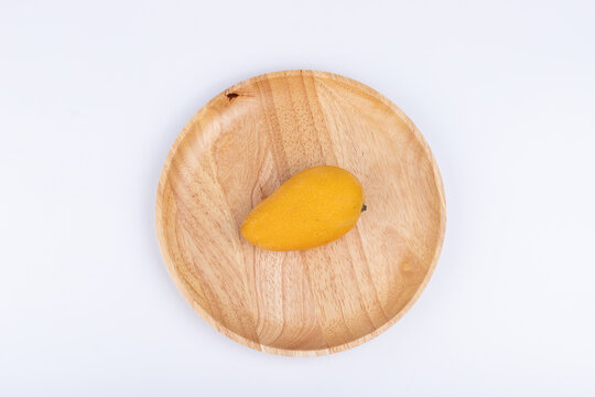The mangoes in the rubberwood plate
