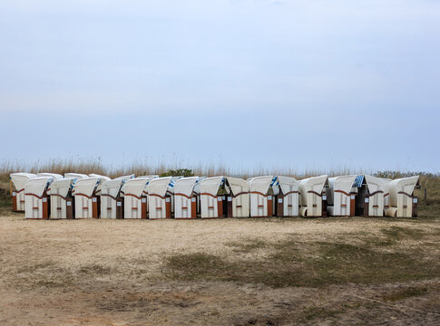 Strandk&ouml;rbe am Strand von Cuxhaven Sahlenburg, an einem diesigen Tag,die auf ihre Verteilung warten	
