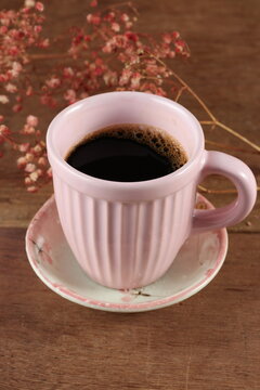 X&iacute;cara de caf&eacute; preto com flores secas