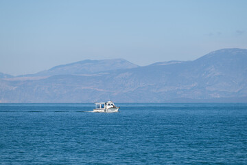 Obraz premium Lone Boat on Open Water