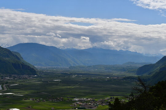 Sch&ouml;ne Landschaft mit Blick ins Etschtal in S&uuml;dtirol 